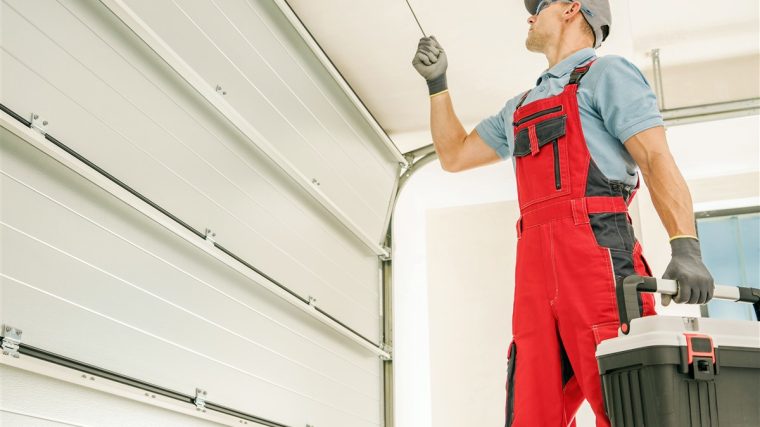 installation d'une porte de garage sectionnelle