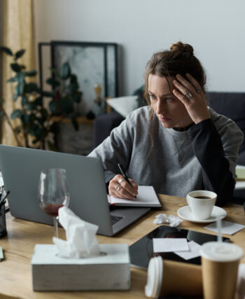 Définition de bordeliquement