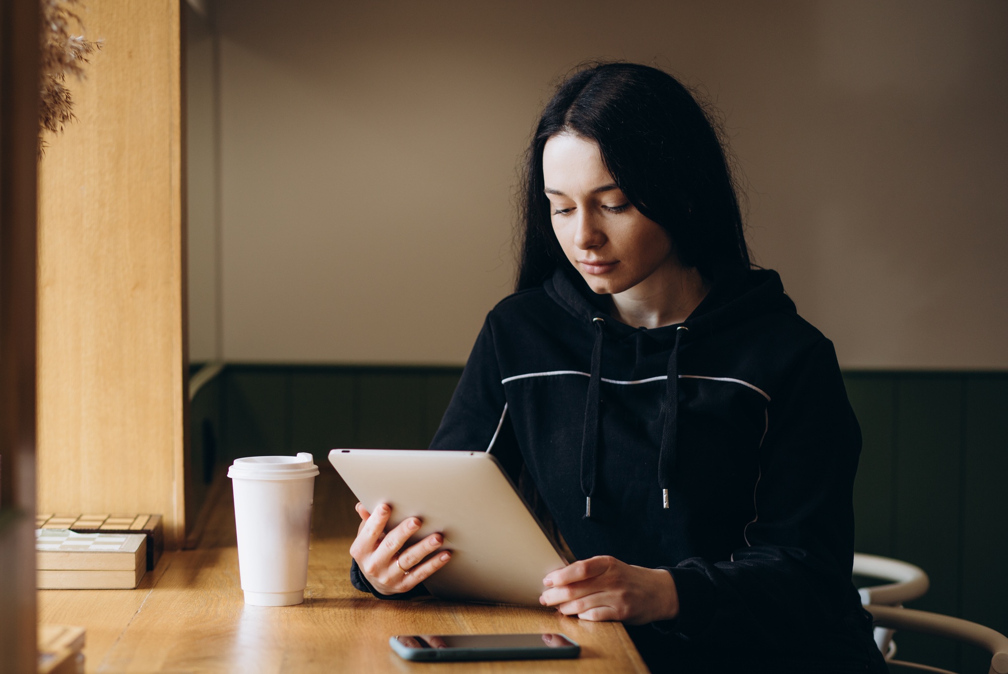 Young woman using laptop in a cafe